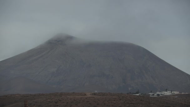 Ein friedlicher Blick auf einen Berg mit seinem Gipfel in den Wolken — Stockvideo