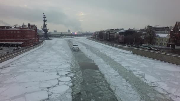 Die winterliche Moskauer Stadtlandschaft mit einem gefrorenen Moskauer Fluss — Stockvideo