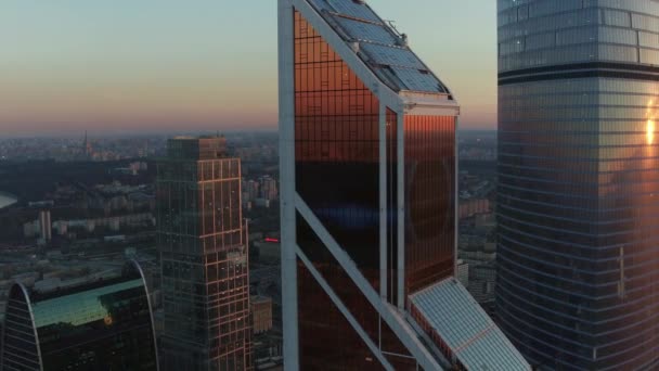A légi felvétel a fényvisszaverő felhőkarcolók ellen a városi nézet — Stock videók