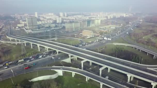 Вид на повітряну розв'язку дороги проти туманного міського краєвиду — стокове відео