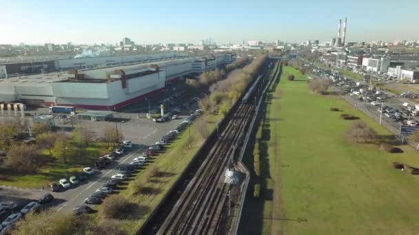 Luftaufnahme eines industriellen Stadtgebiets mit Eisenbahnen, Parkplätzen und viel Verkehr — Stockvideo