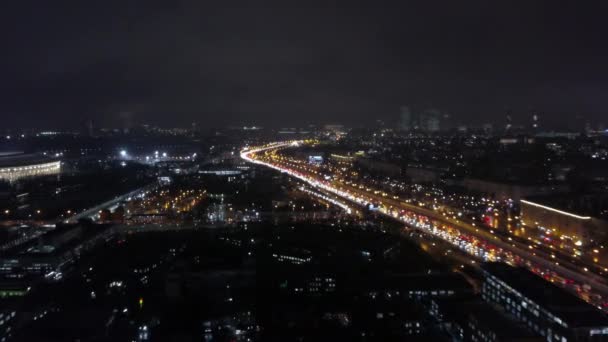 街灯で輝く夜市街の美しい航空写真 — ストック動画