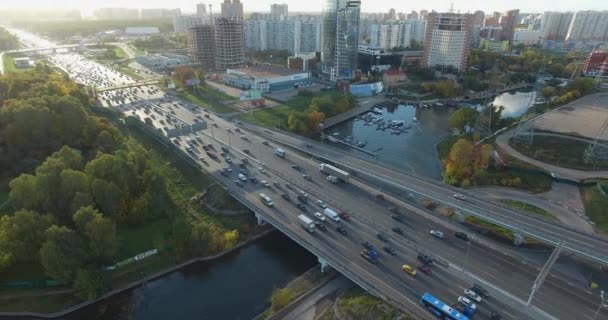 Widok z lotu ptaka na ruchliwą autostradę nad rzeką w środku miasta — Wideo stockowe