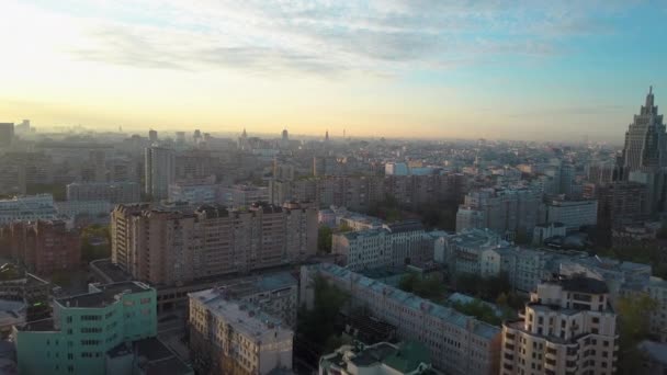 Воздушный городской вид на солнечный день в Москве — стоковое видео