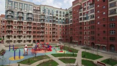 Yapım aşamasında yeni apartman bloğu ve konut kompleksinin havadan görünümü