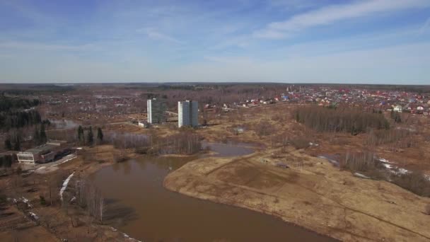 A sobrevoar a cidade no campo. Vista da primavera, Rússia — Vídeo de Stock