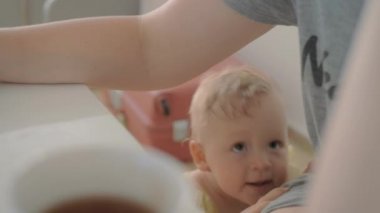 Bebek annelerin dikkatini çekmek istiyor