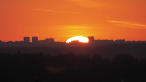 Coucher de soleil derrière l'horizon de la ville — Video