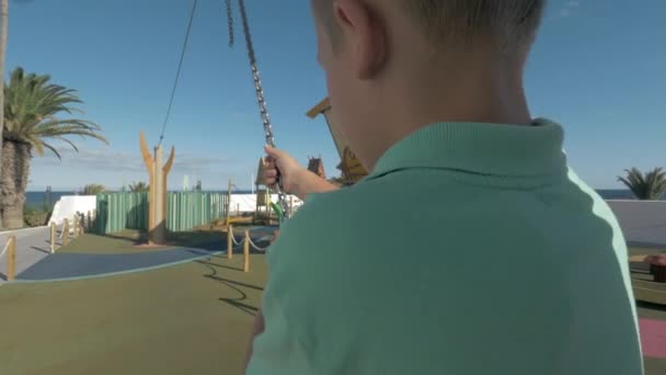 Junge fährt Seilbahn auf Spielplatz — Stockvideo