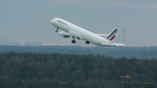 Samolot Air France Airbus A321 wznoszący się na niebie — Wideo stockowe