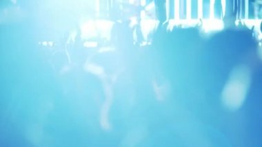 Konserde en sevdiğiniz şarkıların tadını çıkaran insanlar