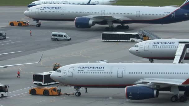 Αεροπλάνα pushback στο αεροδρόμιο Sheremetyevo στη Μόσχα, Ρωσία — Αρχείο Βίντεο