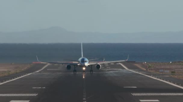 Despegue en avión desde la isla — Vídeos de Stock