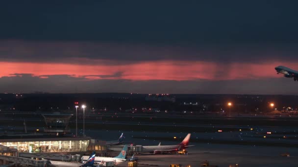 Vista noturna do Aeroporto de Sheremetyevo e AirBridgeCargo partida de avião, Moscou — Vídeo de Stock