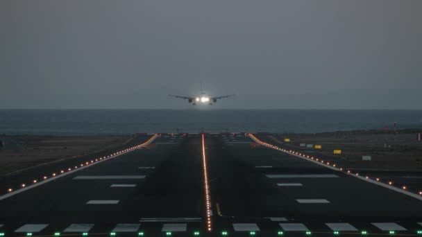 Прибуття літака до прибережного аеропорту в сутінках — стокове відео