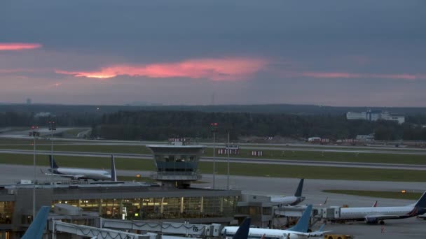 Večerní opuštění letadla, výhled na letiště s terminálem — Stock video