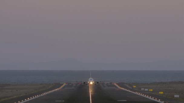 Repülőgép esti indulás a part menti repülőtérről, elölről — Stock videók