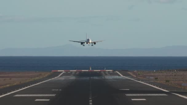 Tráfego de aviões em pista no Aeroporto de Lanzarote, Ilhas Canárias — Vídeo de Stock