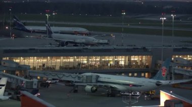 Aeroflot ve Çin Güney uçakları ile Sheremetyevo Havaalanı'nın akşam görünümü