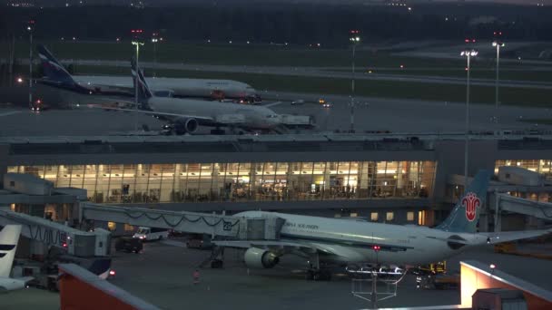 与俄罗斯国际航空公司和南航飞机一起欣赏舍列梅捷沃机场的夜景 — 图库视频影像