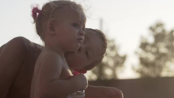 Děti na sourozence — Stock video