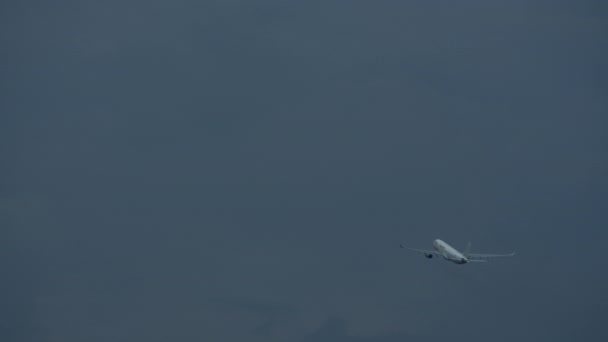 Letadlo na šedé obloze — Stock video