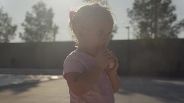 Baby äter en bulle — Stockvideo