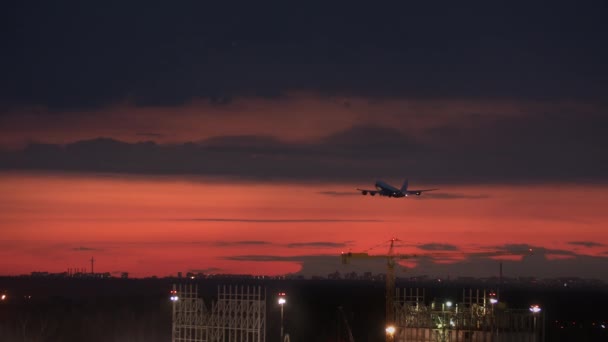 Un avión en el cielo rojo — Vídeo de stock