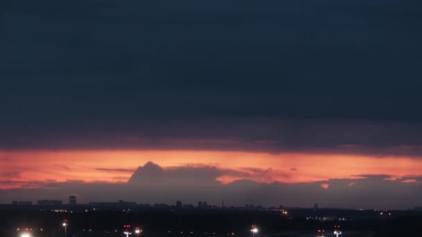 Décollage sur fond de ciel rouge — Video