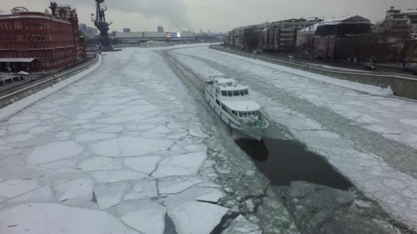 Un barco en un río helado — Vídeos de Stock