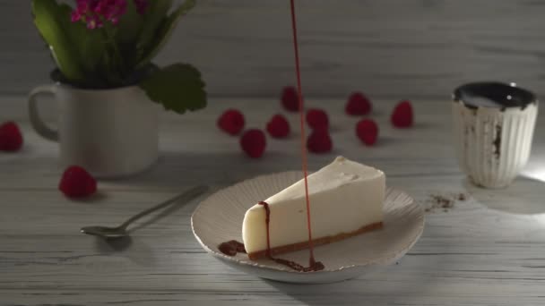 Tarta de queso con salsa de caramelo — Vídeos de Stock