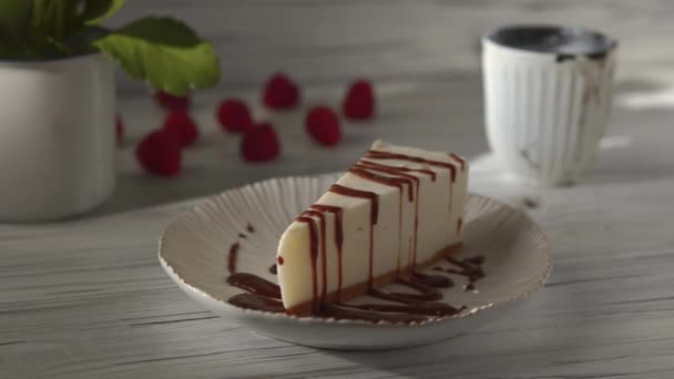 Cheesecake tatlısının son rötuşları. — Stok video