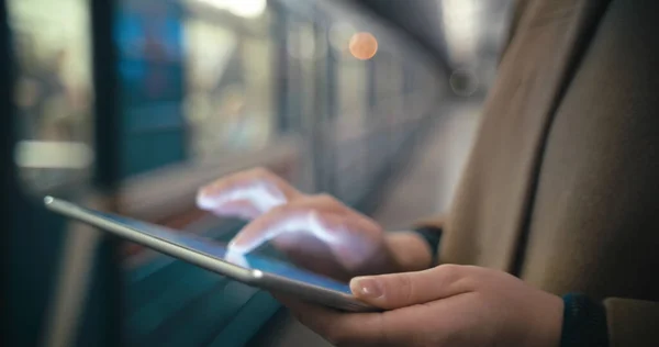 Žena pomocí tabletu PC opouštějící vlak v metru — Stock fotografie