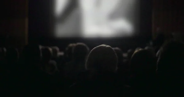 Pessoas assistindo filme no cinema — Fotografia de Stock