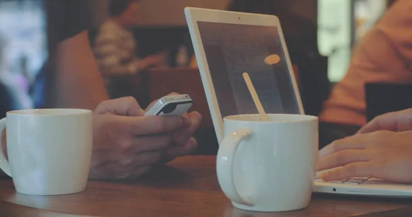 Hombre y mujer trabajan en la cafetería usando gadgets —  Fotos de Stock