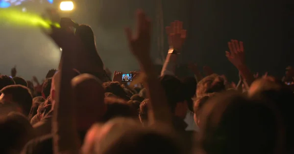 Mann fotografiert Konzert mit Smartphone — Stockfoto