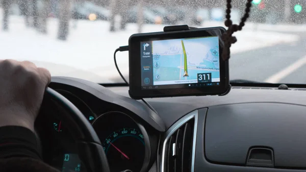 Conduite d'une voiture avec dispositif GPS sur le tableau de bord — Photo
