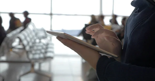 Spacer z tabletem w holu lotniska — Zdjęcie stockowe