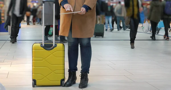 Γυναίκα πέρασμα του χρόνου με μαξιλάρι στο αεροδρόμιο — Φωτογραφία Αρχείου