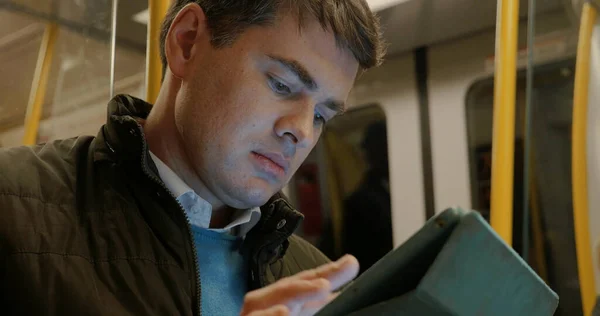 Homme utilisant Tablet PC dans le métro train — Photo