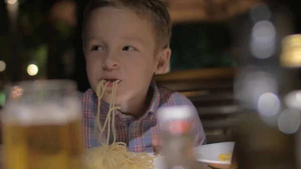 Divertido niño comiendo pasta en la cafetería — Foto de Stock