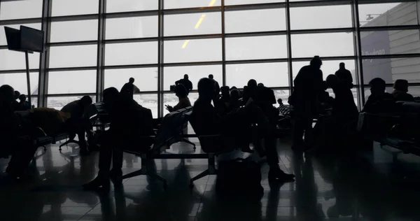 공항 대기실 에서의 길고 지루 한 시간 — 스톡 사진