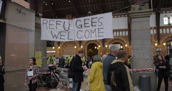 Banner Refugiados Bem-vindos enforcados pela caridade Ponto de coleta na estação ferroviária de Copenhague — Fotografia de Stock