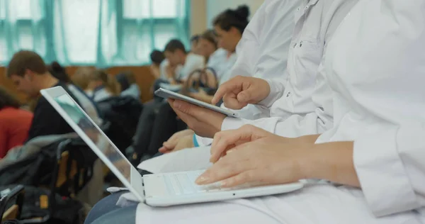 Studenti medicíny pomocí notebooku a podložky na přednášce — Stock fotografie