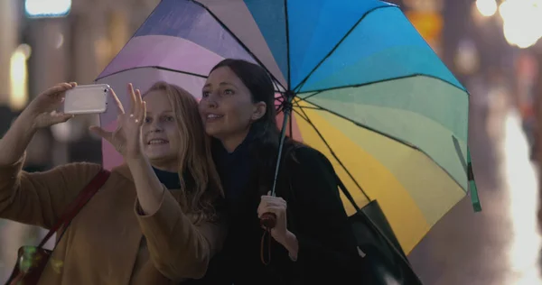 Duas meninas fazem selfie no dia chuvoso — Fotografia de Stock