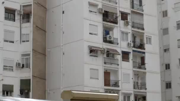 Immeuble avec balcons vides et pluie battante — Video