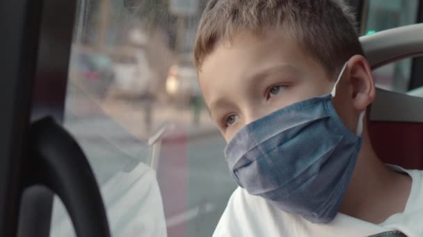 Criança em máscara ter viagem de ônibus chato — Vídeo de Stock
