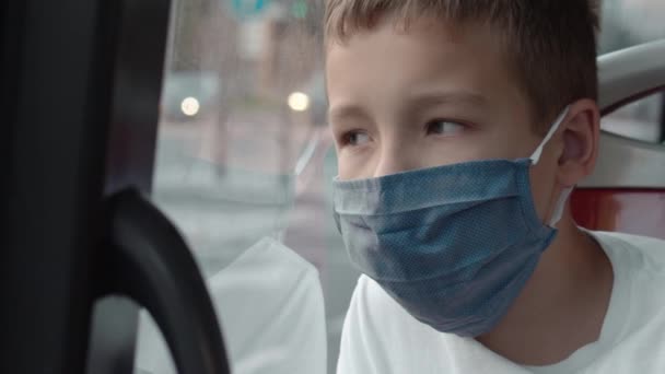 Criança na máscara facial viajando de ônibus — Vídeo de Stock