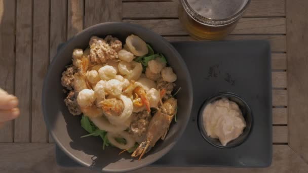 Смешанная темпура сеафуд с пивом — стоковое видео