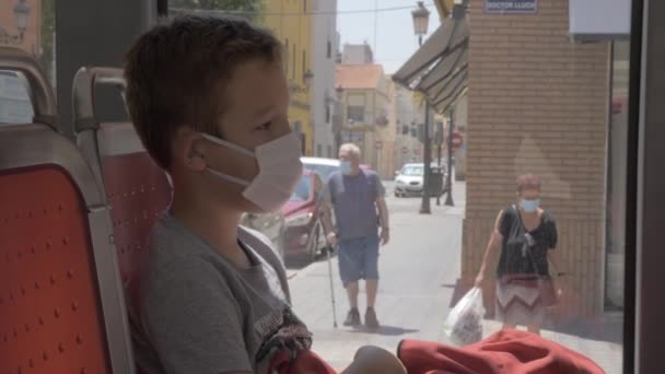Iedereen draagt een masker om veilig te zijn voor Covid-19. — Stockvideo